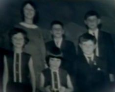 Little Enya (Eithne) in the middle 🤗 Another version of this picture just with Eithne and her older siblings Moya (Máire), Pól, Ciarán, Deirdre and her late brother (d.2021) Leon.